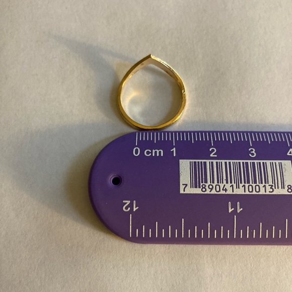 Gold color costume jewelry, V design, Ring - Picture 6 of 7